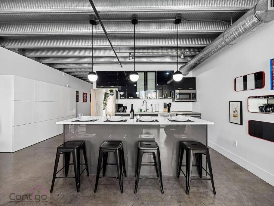 Urban Pop Loft, Near Ice District, Ug Parking Apartment เอดมันตัน ภายนอก รูปภาพ